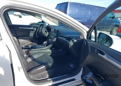 2015 Ford Fusion Energi Titanium z USA, uszkodzony, nr VIN 3FA6P0SU8FR242474